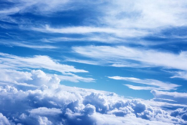 Chmury wśród gołobukiego nieba