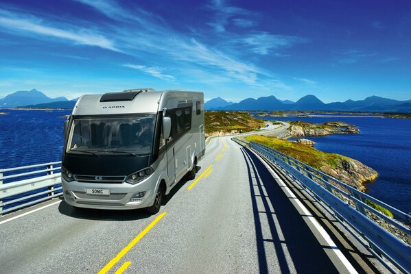 Autocamper fährt auf der Brücke vor dem Hintergrund des Ozeans ab