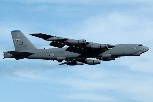 Bombardiere b-52 contro il cielo blu