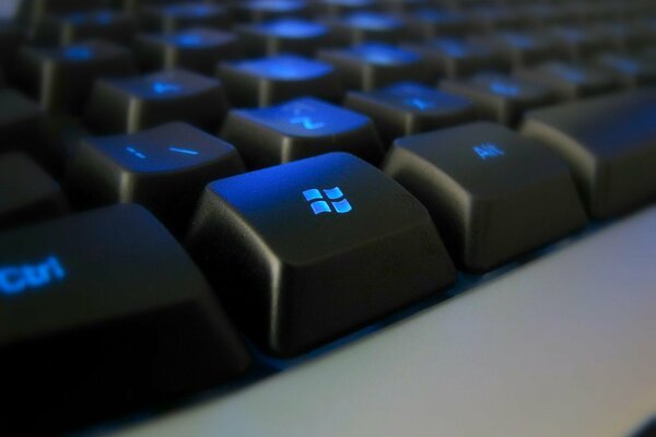 Leuchtende Tastatur in blauen Farben von Windows