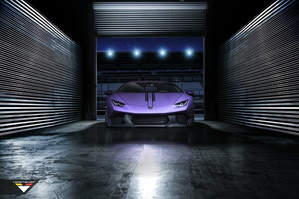 Lamborghini Huracan Purple stoi nocą w garażu