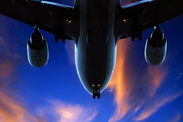 Flugzeug landet in der Abenddämmerung