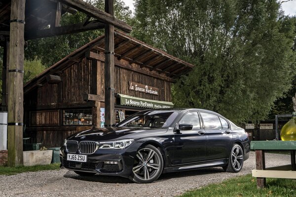 BMW noire à côté du magasin