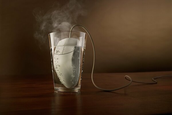 Mouse del computer in un bicchiere d acqua