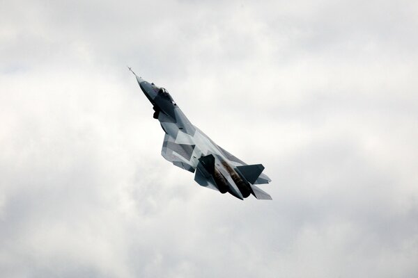 Avion militaire russe dans le ciel