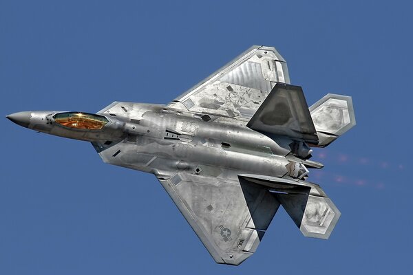 F -22 raptor Kämpfer am blauen Himmel