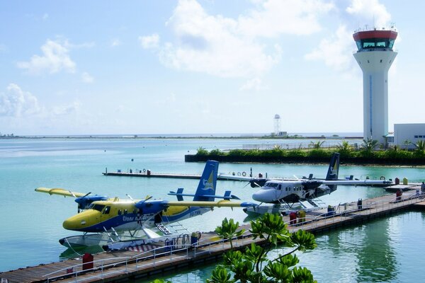 Flugzeuge stehen an einem Sommertag am Pier