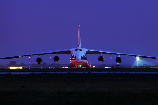 Evening sky, the plane is preparing for takeoff