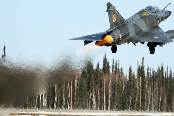 Wojskowy samolot leci w niebo