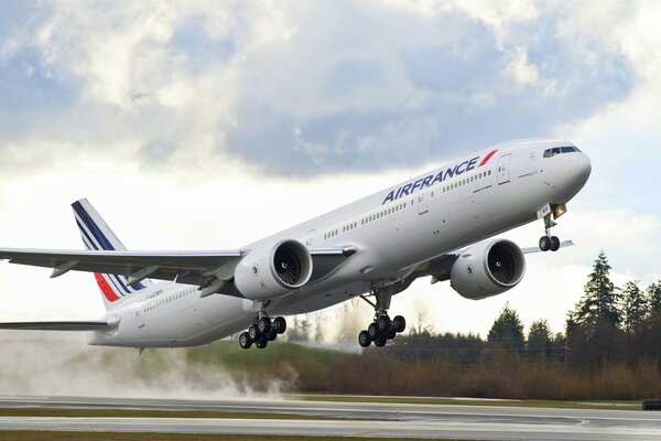 Avión de pasajeros dispara tren de aterrizaje antes de aterrizar