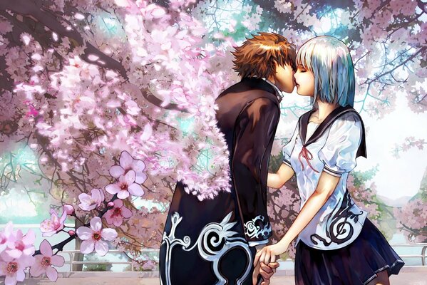 Влюблённая парочка целуется на фоне цветов