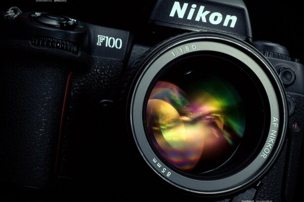 Красивое отражение в объективе фотоаппарата