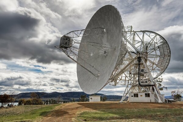 Antena en el fondo de la hermosa naturaleza en las montañas