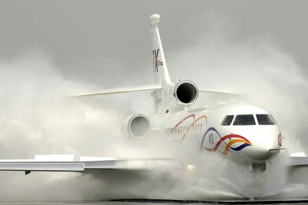 Flugzeug auf der Landebahn im Nebel