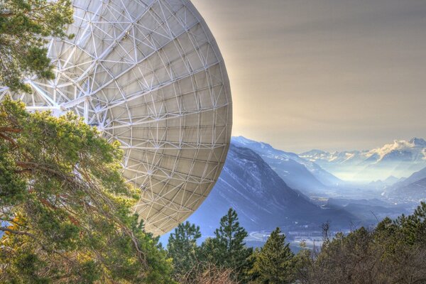 Station in den Bergen Erkunden Sie die Welt mit einer Antenne
