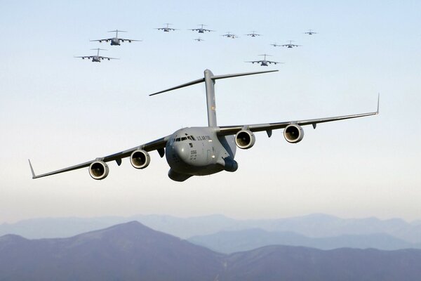 Aviones de transporte a reacción sobre las montañas