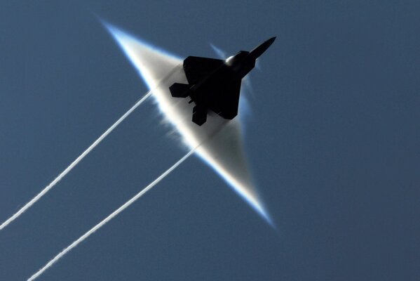 Chasseur de vitesse vole dans le ciel