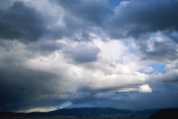 Nuvole scure oscurano il cielo blu