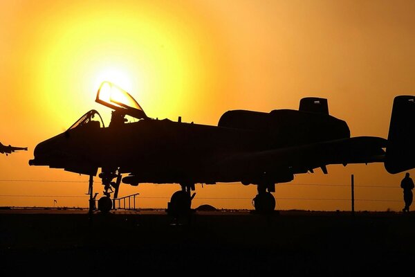 Zdjęcie samolotu wojskowego o zachodzie słońca