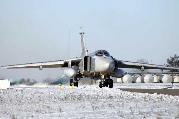 Фронтовой бомбардировщик на зимней взлетной полосе