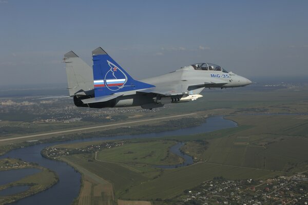 Der mig-35-Kampfjet fliegt hoch über dem Boden