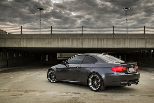 Gris BMW M3 vue arrière sur le parking