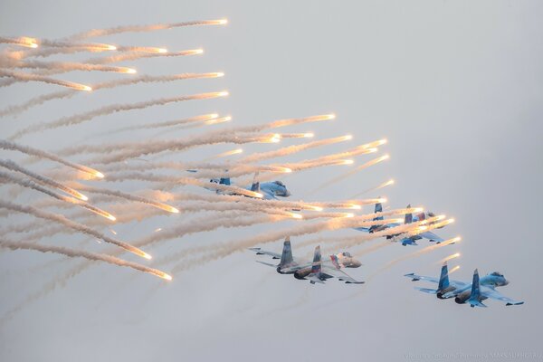 Russische Kampfjets fliegen durch den reinen Himmel