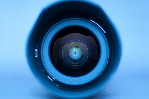 Объектив камеры голубовато синего цвета
