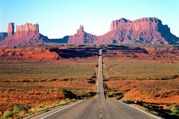 Un camino que atraviesa todos los paisajes de la naturaleza