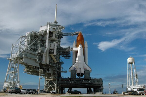 Shuttle auf Himmelshintergrund mit Wolken