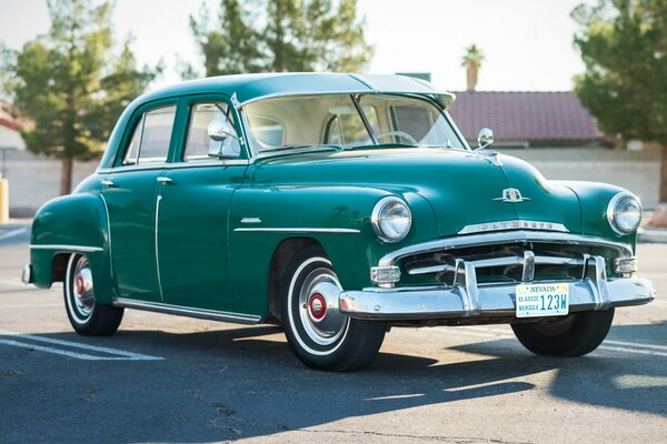 Coche verde clásico de 1951