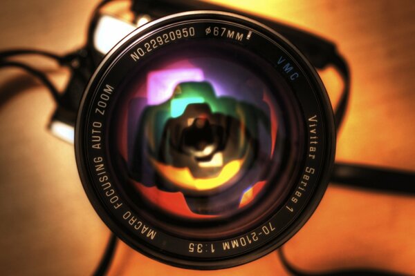 Разноцветное отражение в объективе фотоаппарата