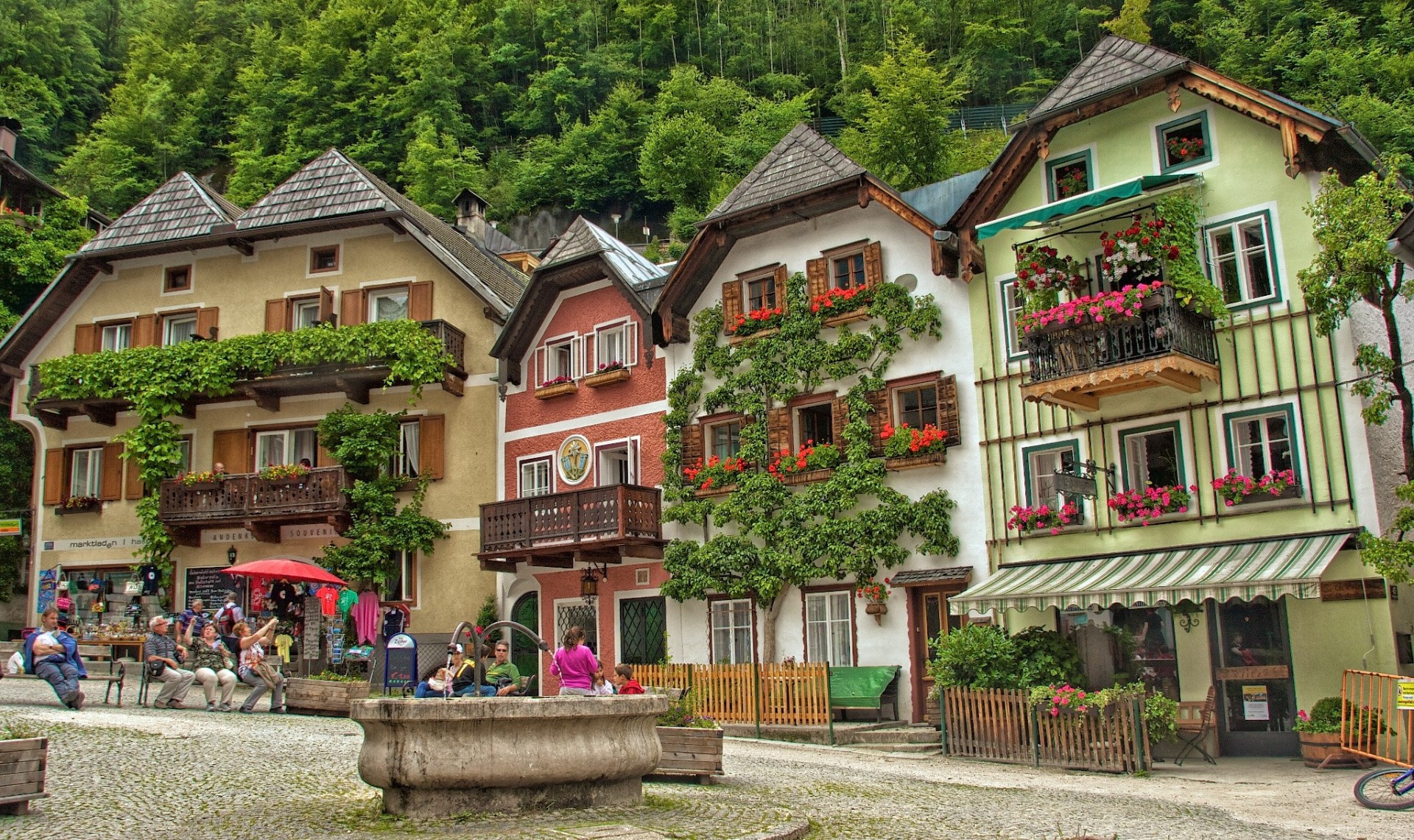 bâtiment place fleurs fontaine hallstatt autriche