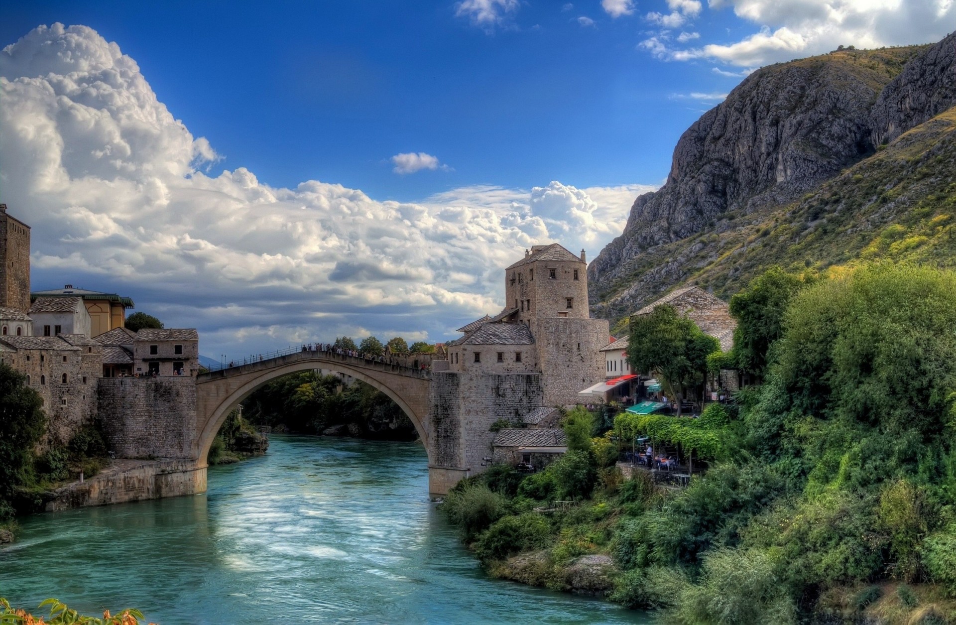 bosnien und herzegowina alte brücke fluss brücke felsen mostar