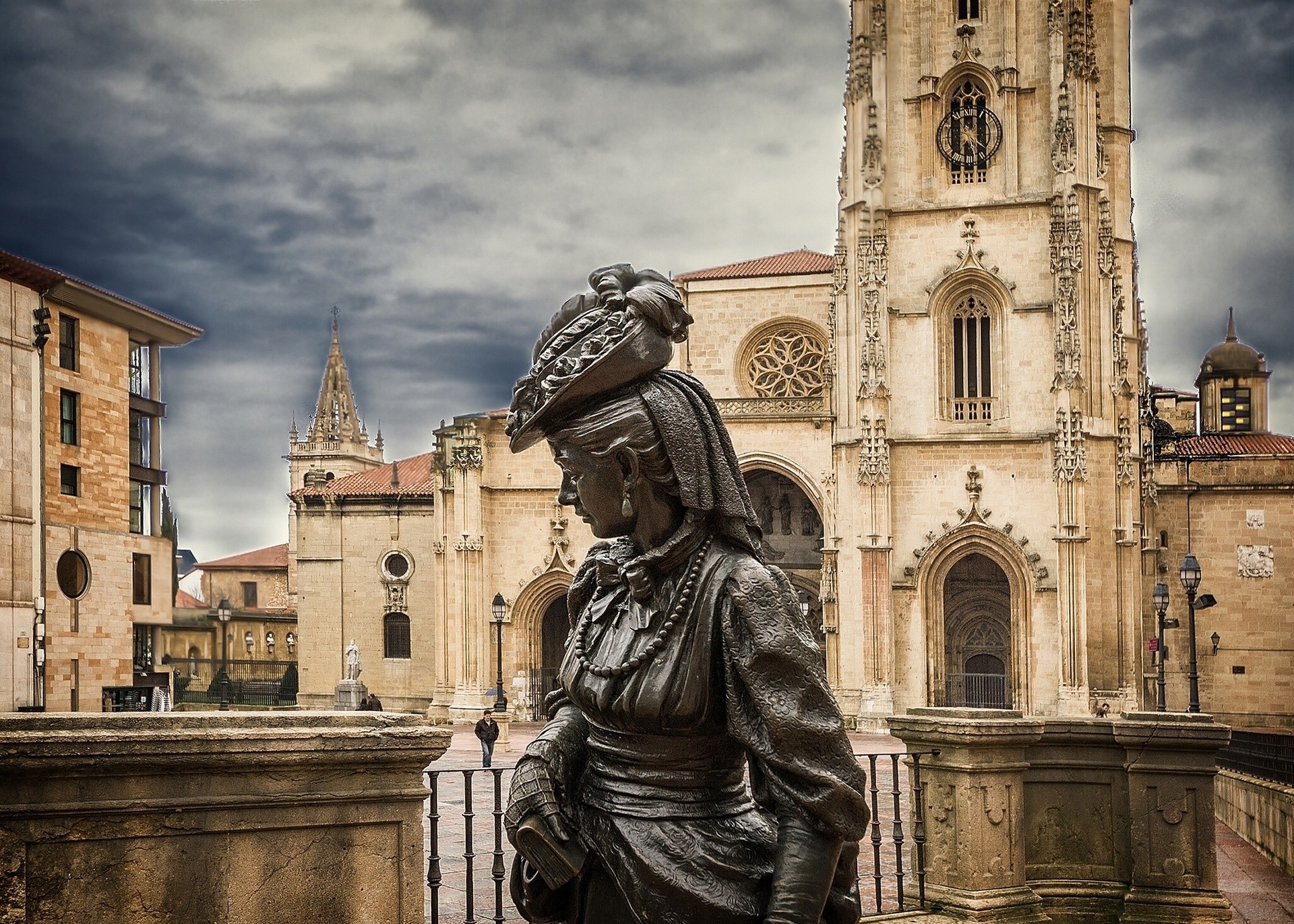 catedral asturias plaza españa escultura