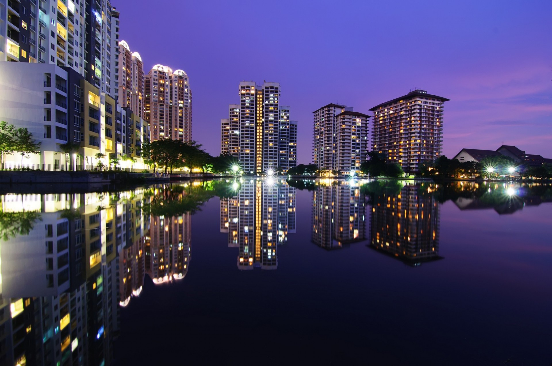 malaysia nacht bäume wolkenkratzer kuala lumpur häuser