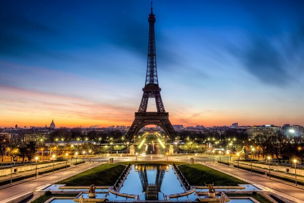 Всемирно известная эйфелева башня в париже