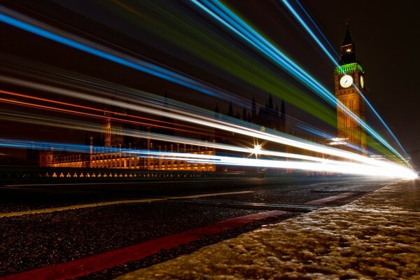 Big Ben à Londres. Il fait nuit. phare