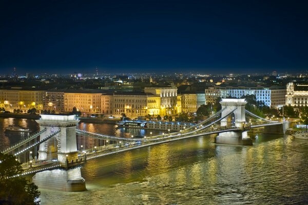 Brücke über den Fluss im abendlichen Budapest