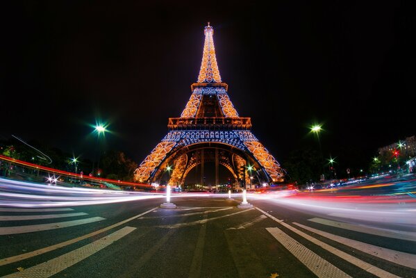 La torre Eiffel en París por la noche