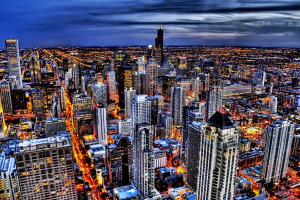 Vista desde arriba bien enorme metrópolis nocturna