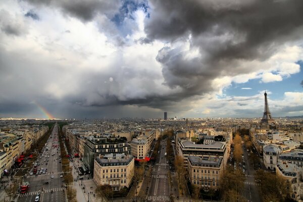 Panorama des rues de Paris avec vue sur la tour Eiffel