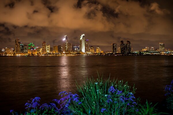 Nachtansicht des Flusses in San Diego