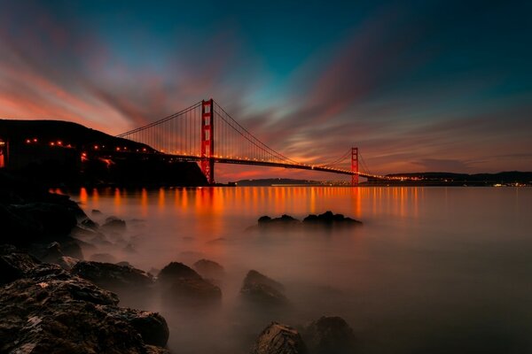 Il Golden Gate Bridge di San Francisco la sera