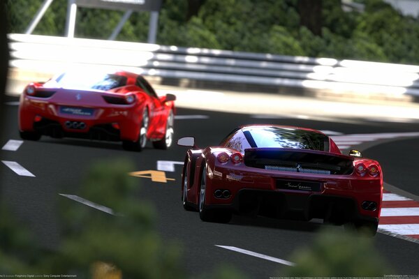 Due Ferrari volano di nuovo lungo la strada, la gomma brucia nella polvere come se la gente stesse sanguinando