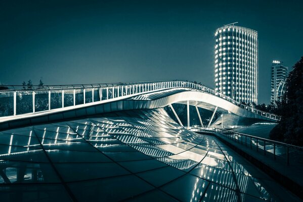 Reflexion der Regenbogenbrücke in China