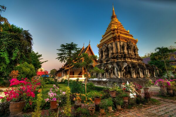 Temple thaïlandais avec jardin de fleurs