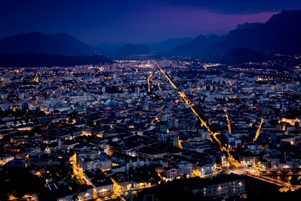 Paisaje con vistas a la ciudad francesa nocturna