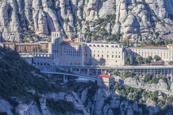 Das Kloster von Montserrat unter den Felsen in der katholischen Kirche