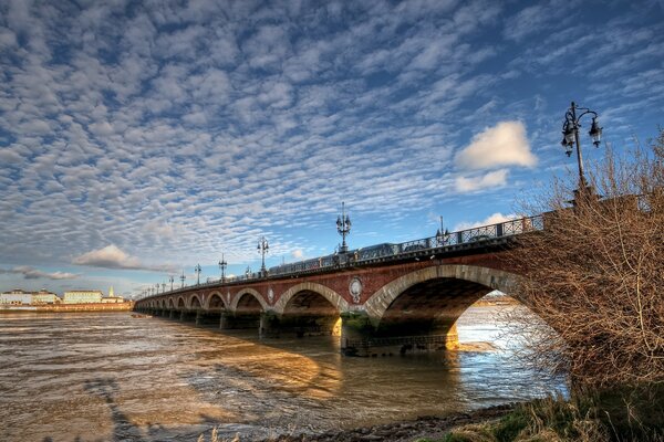 Pont de pierre sur la rivière. paysage